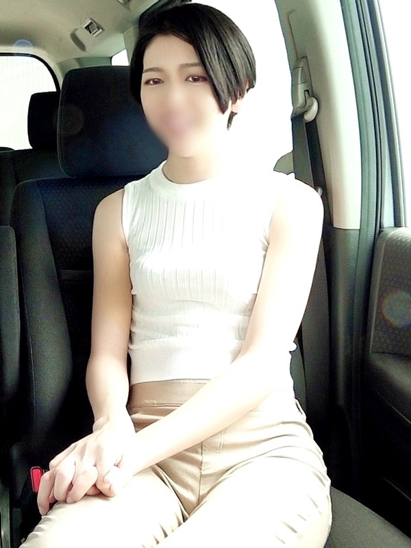 【密会車内ＳＥＸ①】ショトカボーイッシュ系の美人妻が狭い車内で密会ＳＥＸ…恋人つなぎキスにセックスレスのマ●コをエロ汁でぐっちょ