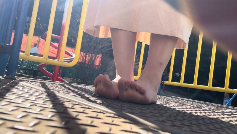 【完全裸足】第50弾！裸足で暖かい冬の街中を歩く女性