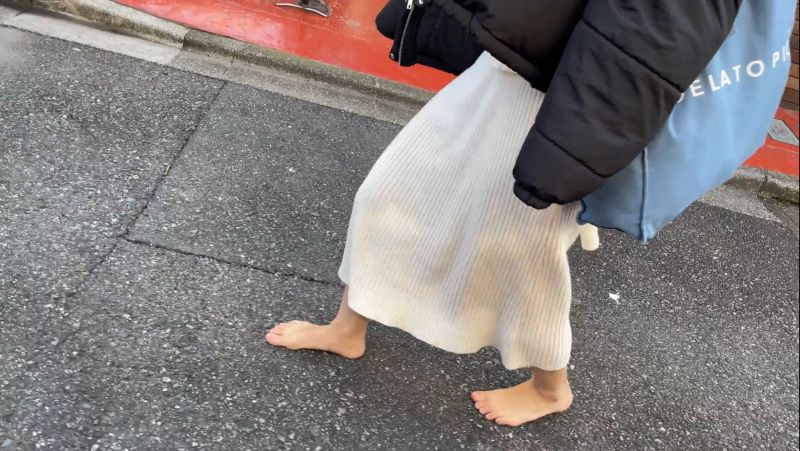 【完全裸足】第49弾！裸足で冬の街中を歩く女性