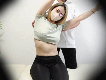 爆乳金髪美女にセクハラストレッチ&#9825;/施術と称し推定Gカップ美巨乳を揉みしだく【ストレッチ専門店】【前半/上半身編】